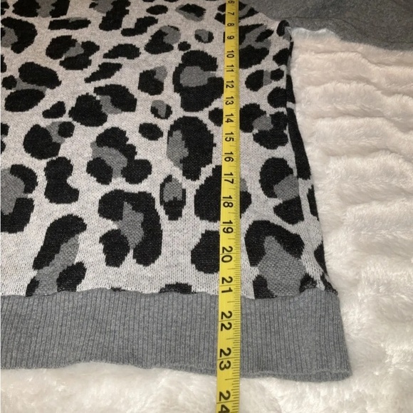 Express Women’s Animal Print Sweater Size XS 1P - Picture 5 of 6